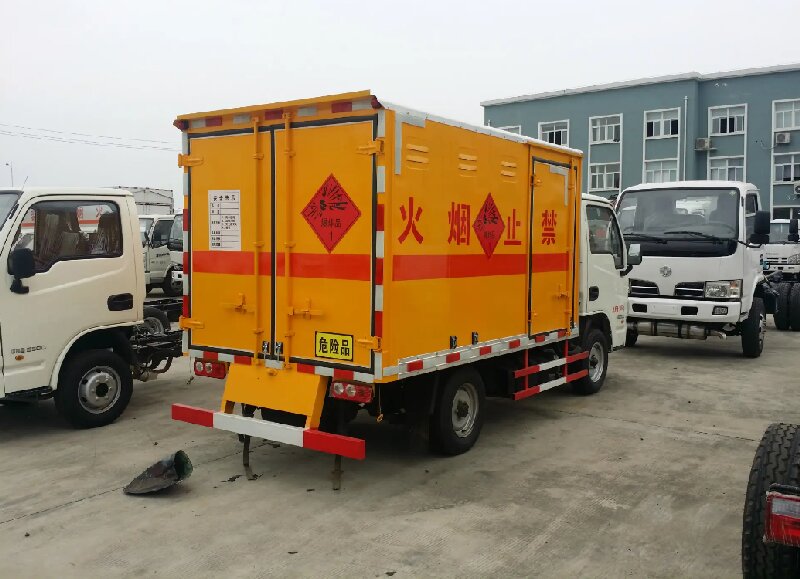 成都到獨(dú)山子區(qū)危險(xiǎn)品運(yùn)輸